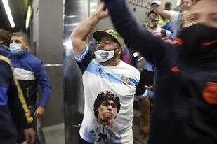 Fanáticos de Diego Maradona festejan luego del parte médico dado después de la operación.