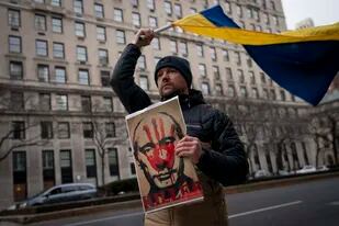 Un hombre participa en una protesta contra la invasión rusa de Ucrania el jueves 24 de febrero de 2022 en Nueva York
