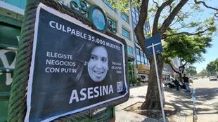 Carteles con insultos y acusaciones contra Cristina Kirchner