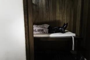 Descanso en el vestuario de jockeys del Hipódromo de Palermo.