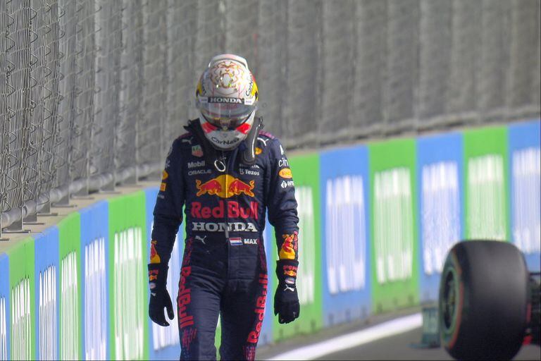 La clasificación de Max Verstappen en Arabia Saudita terminó a pie, tras impactar contra el muro con su Red Bull