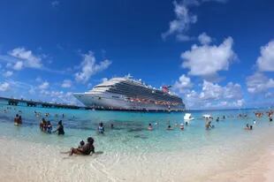 El crucero "Carnival Horizon", en la isla caribeña Gran Turca, de las Islas Turcas y Caicos; el barco pertenece a Carnival Corporation, la empresa de viajes más grande del mundo