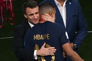 El abrazo de Macron a Mbappé tras la final en Qatar