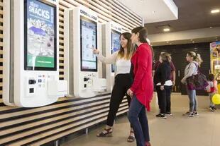 En McDonald’s, Florencia Santucho y Mercedes Lavigne hacen su pedido a través de pantallas