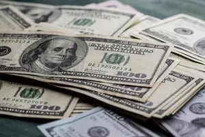 ¿A cuánto cotizan el dólar oficial y el blue?