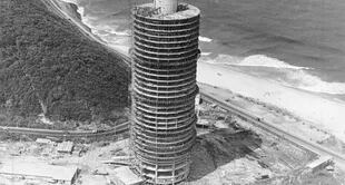 La construcción de la torre de NIemeyer, inaugurada en 1972.