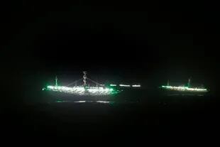 En el horizonte se observan las luces de los buques pesqueros