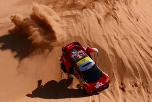 Sebastien Loeb golpea su auto luego de cruzar una duna en la séptima etapa del Dakar 2022
