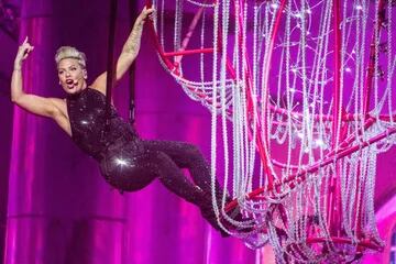 ¡Atrápame si puedes! Pink sacó a relucir su acrobático espíritu durante un show en París