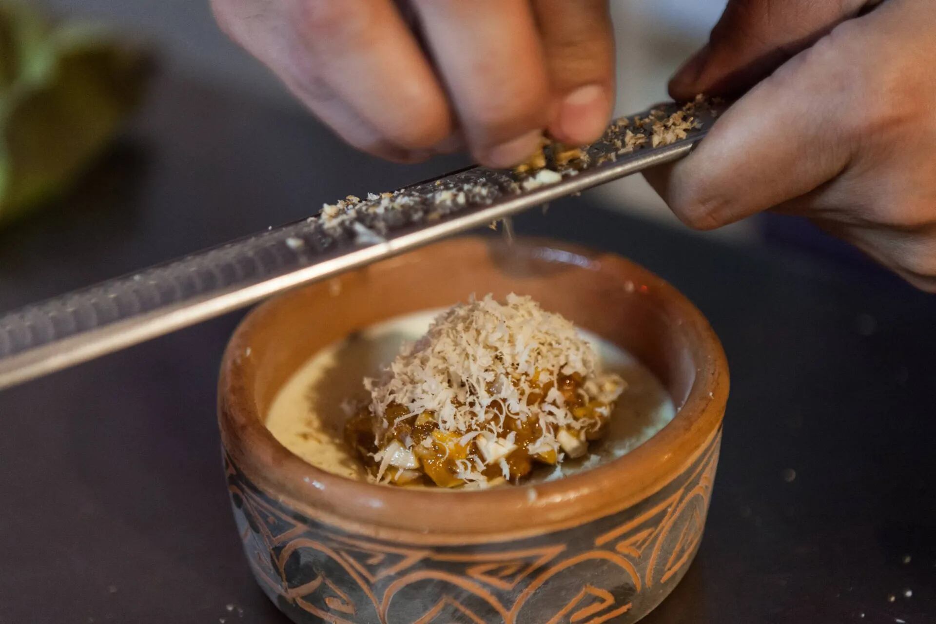 El kulfi con jalea de duraznos y frutos secos con espuma de leche tibia de Asaz.