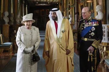 La reina Isabel II de Gran Bretaña y el príncipe Felipe,  caminan con el presidente emiratí, el jeque Khalifa bin Zayed al-Nahayan, después de la bienvenida oficial y antes de un almuerzo durante el primer día de la visita de estado del Jeque a Gran Bretaña en el Castillo de Windsor, Berkshire, el 30 de abril de 2013