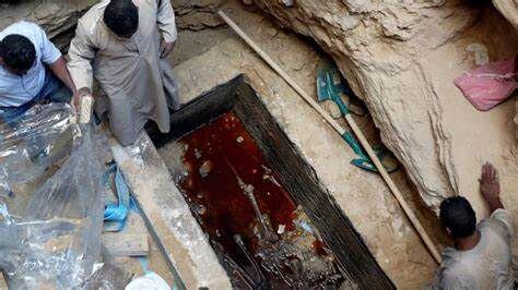 Abrieron un sarcófago de 2000 años en Egipto.