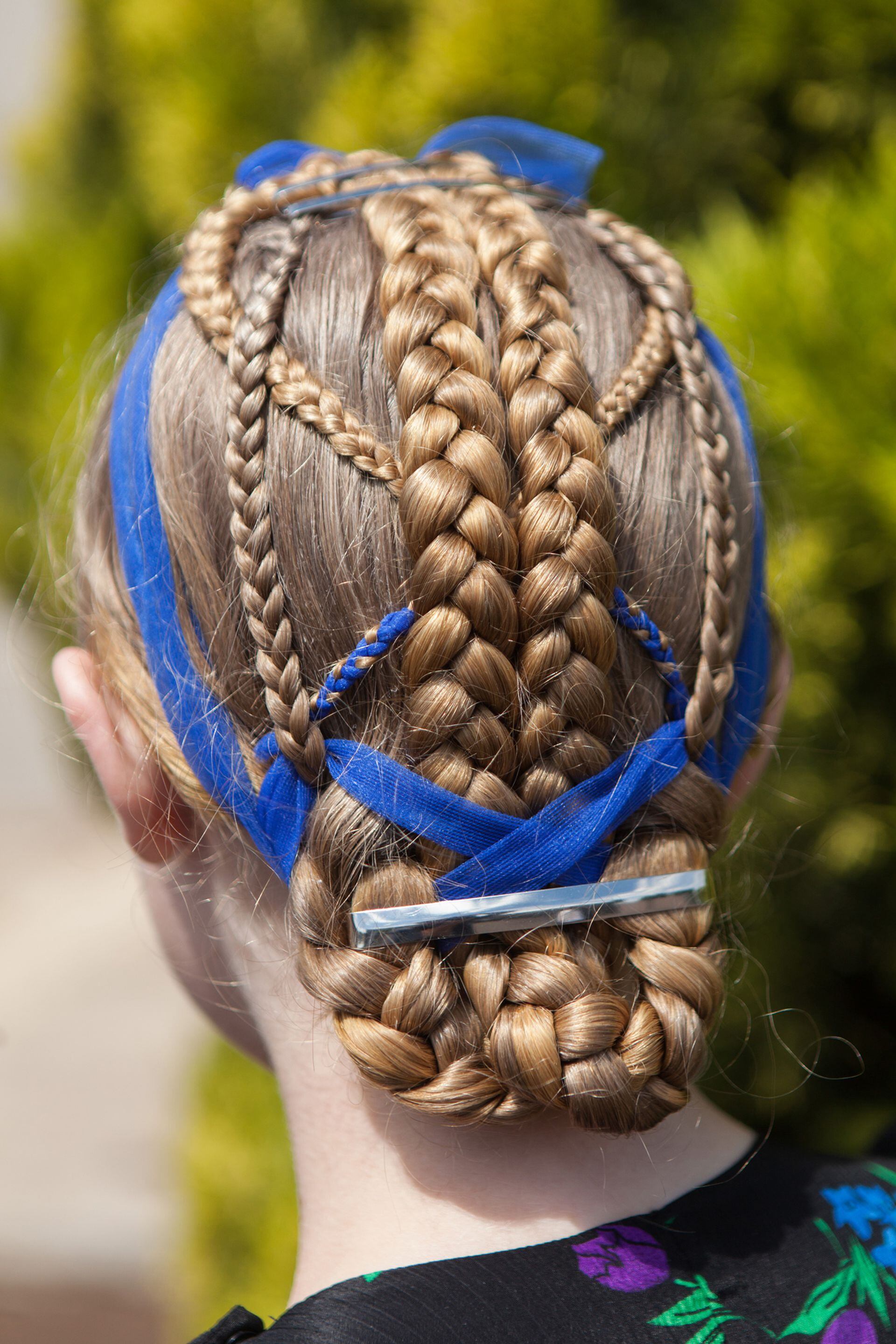 Peinado de trenzas en una niña menonita.
