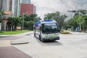 Miami-Dade anuncia Uber gratis en rutas afectadas por renovación del sistema de autobuses