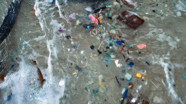 11-01-2022 Plásticos y microplásticos en las costas.  Samsung está trabajando con Patagonia en una solución conjunta que permita acabar con los microplásticos que se desprenden de los textiles y la ropa, con el fin de cuidar el medio ambiente y reducir la presencia de este contaminante en los océanos.  POLITICA INVESTIGACIÓN Y TECNOLOGÍA SAMSUNG/PATAGONIA