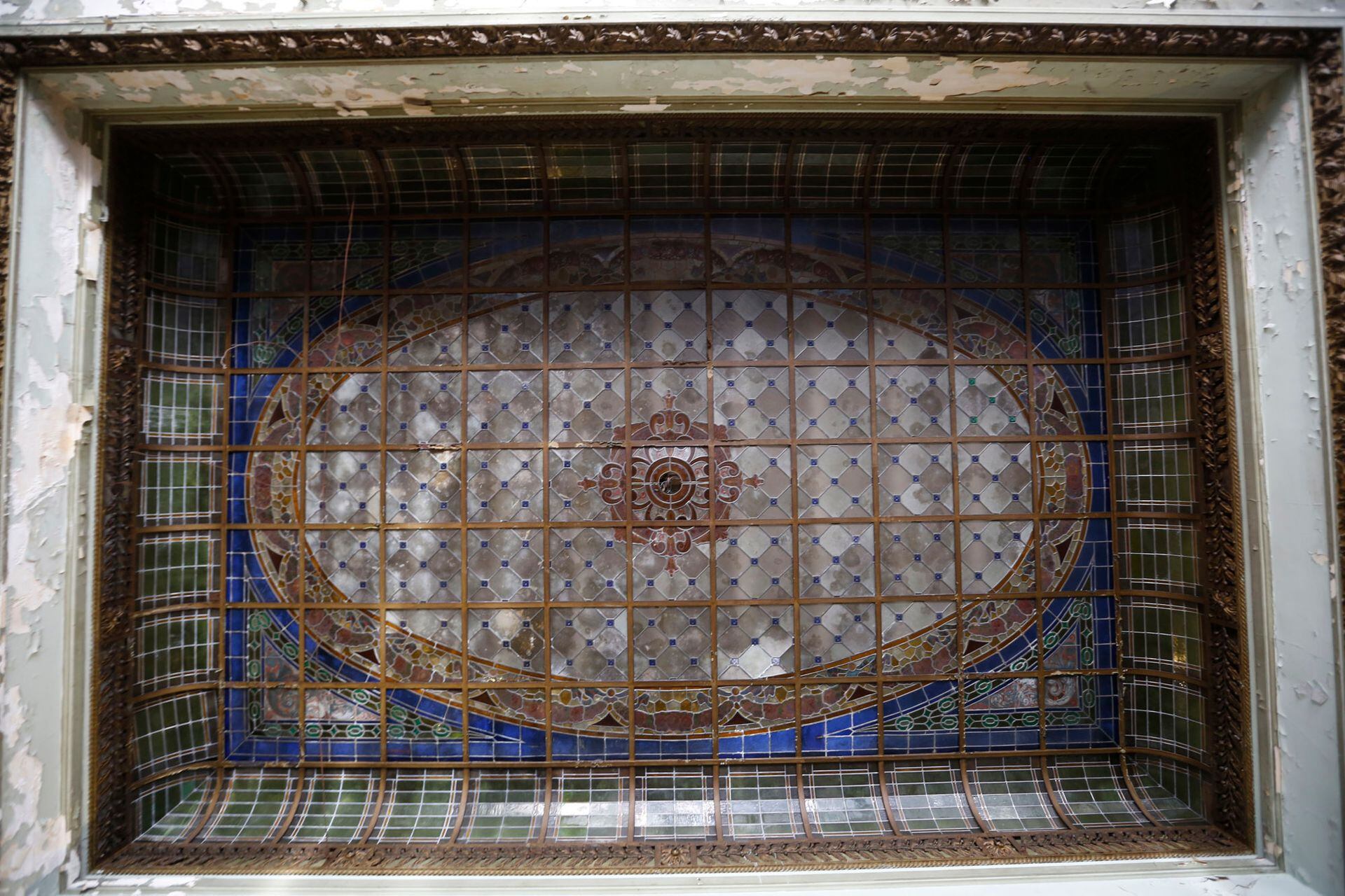 En el lugar utilizado para fiestas se destaca además un vitral en el techo, azul y marrón cobrizo, característico de la época