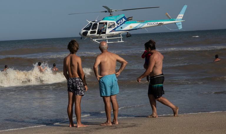 Desconcierto y quejas en las playas por el helicóptero policial