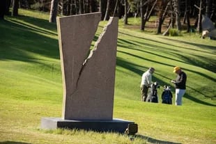 Un granito, "Desprendimiento", de Jorge Gamarra, en el Parque Escultórico de Pinamar (PEP)