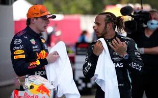 Verstappen y Hamilton durante el GP de España, donde Mercedes soprendió a Red Bull