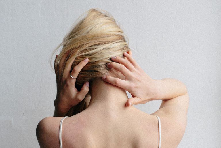 4 ejercicios fáciles y prácticos para aliviar el dolor de cuello
