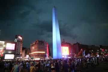 Festejos en el Obelisco por el triunfo de la selección de Argentina frente al equipo de Holanda