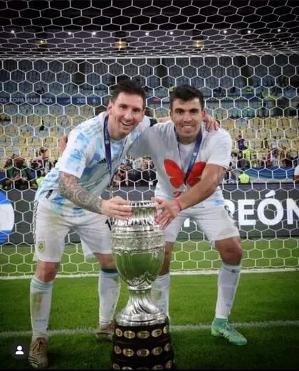 Marcos Acuña con Lionel Messi y la Copa América
