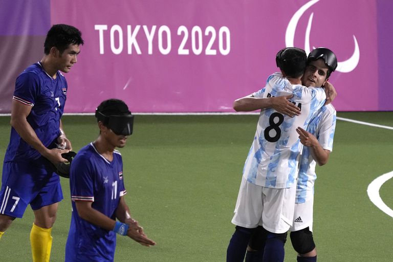 Marcelo Panizza (8) y Nicolás Veliz celebran el éxito frente a los tailandeses en Tokio.