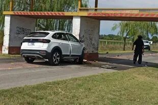 Un auto Volkswagen Nivus, que conducía Moncla, se estrelló contra la columna central de un limitador de altura.