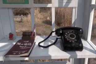 Además de un teléfono negro antiguo, dentro de la cabina hay una libreta donde la gente deja mensajes