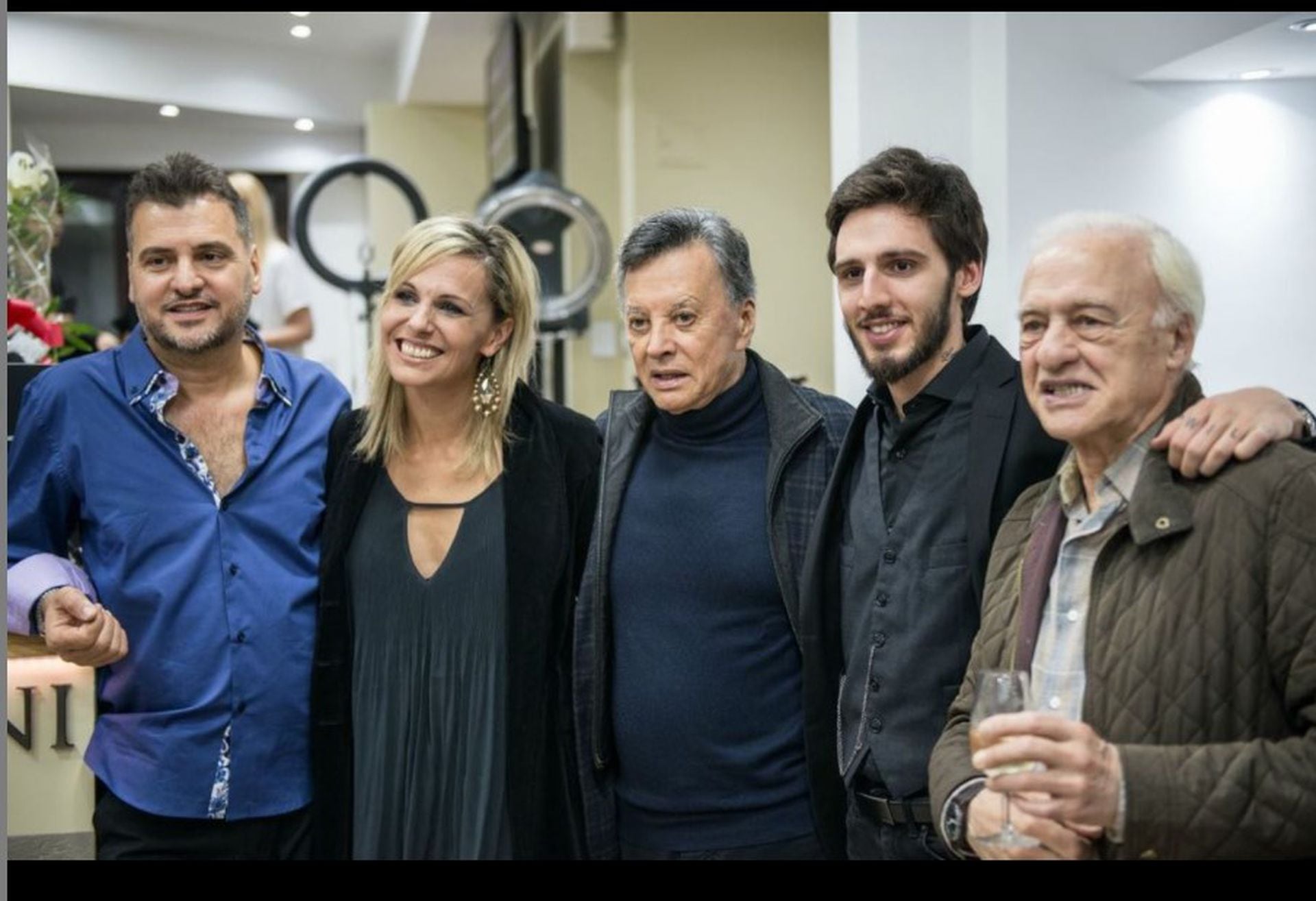 Marcelo Cuggini junto a Denise Dumas, Palito Ortega, Lalo Fransen y su hijo, también peluquero, durante la inauguración de una peluquería en 2019.