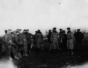 Soldados británicos y alemanes durante la tregua no oficial de 1914