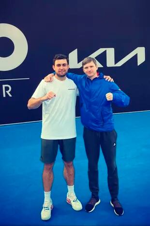 El tenista ruso Aslan Karatsev junto con su ahora ex coach, el bielorruso Yahor Yatsek.