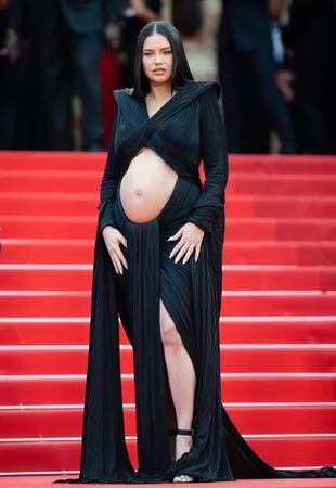 Adriana Lima mostrando su pancita de embarazada con un cut out dress de Balmain (Foto de Samir Hussein/WireImage)