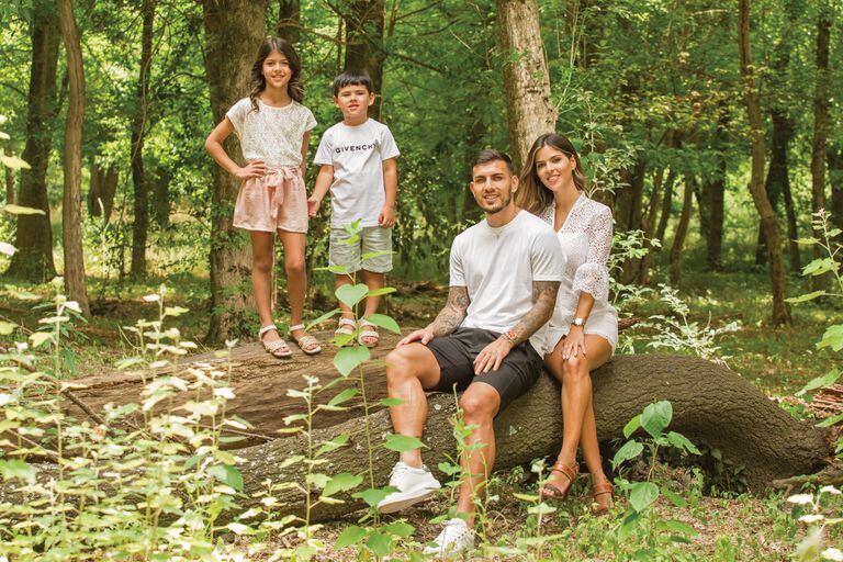 Leo, Camila, Vicky y Giovanni en el bosque de la chacra. 