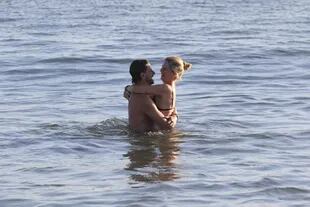 Dario Turovelzky, General Manager de ViacomCBS y su esposa Sofía Soldati, en la mansa de José Ignacio disfrutando del mar, la familia y de la caída del sol