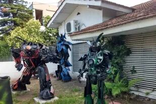 La casa llena de Transformers de Adrogué: quién está detrás del fenómeno que arrasa en Twitter