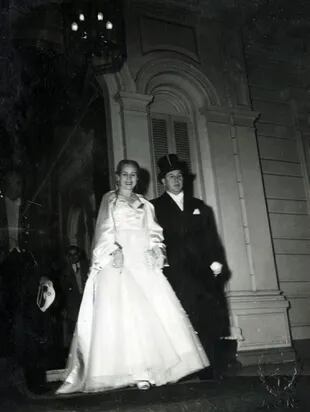 Eva y Perón, saliendo de la residencia de la quinta Unzué.