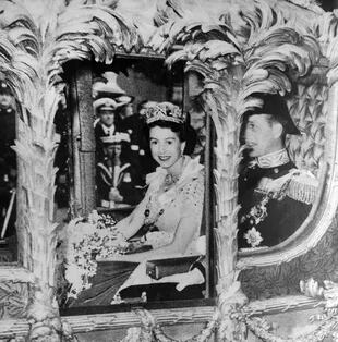 La reina Isabel II durante su coronación en 1953