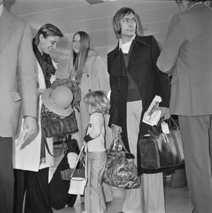 El baterista Charlie Watts de la banda de rock The Rolling Stones en el aeropuerto de Heathrow en Londres, con su esposa Shirley y su hija Seraphina, el 5 de diciembre de 1972.
