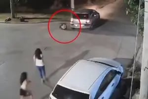Tres delincuentes le robaron el auto con su beba dentro y la tiraron en medio de la calle