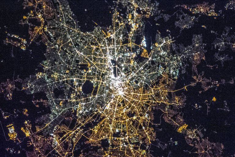 Berlín, Alemania, una de las tantas ciudades fotografiadas desde el espacio que un usuario de Twitter publicó en un hilo imperdible