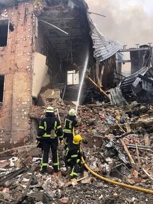 Bomberos combaten incendios en la región de Kharkiv, después de un bombardeo ruso.