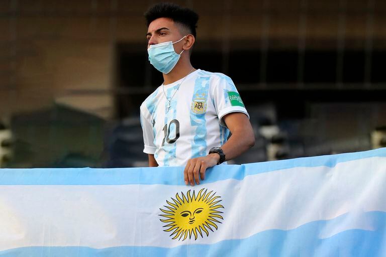 Un hincha argentino espera el comienzo del partido en Montevideo
