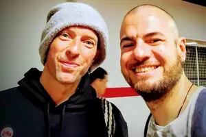 Fue a ver a Coldplay sin entradas, logró ingresar y le dio a Chris Martin un regalo preciado