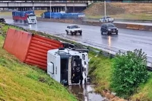 Campana: un camión con container volcó y despistó en la Panamericana