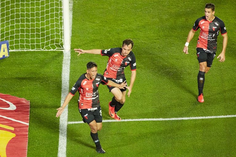 Aliendro y Bernardi encabezan el festejo del 1-0 de Colón ante Racing