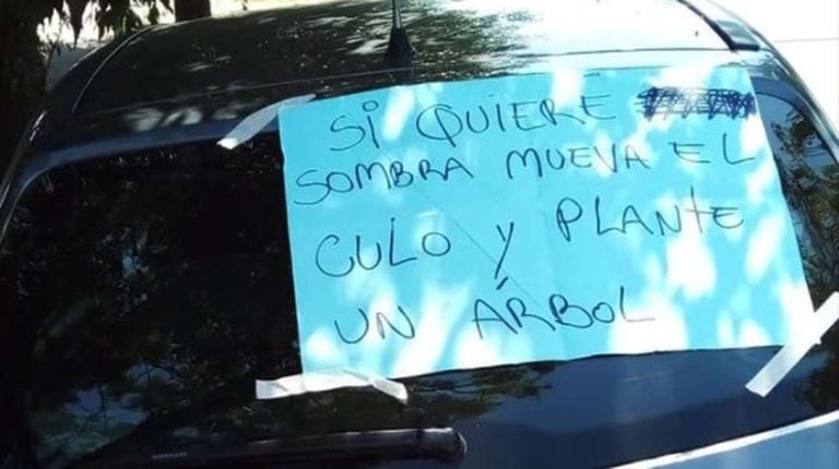 Dejó el auto mal estacionado y le pegaron un cartel con una insólita  propuesta: “Si quiere sombra, mueva el c...” - LA NACION