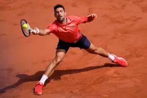 Djokovic se lleva el primer set en el duelo generacional ante Alcaraz, por un lugar en la final de Roland Garros