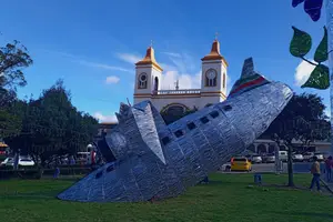 Polémica en Colombia por una decoración navideña con una réplica del avión estrellado de Chapecoense