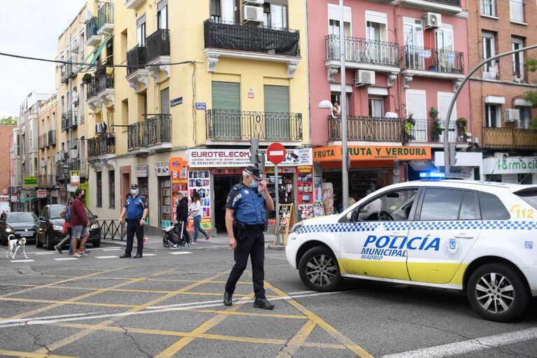 Policías bloquean una calle del barrio de Vallecas en Madrid, el 20 de septiembre de 2020, durante una manifestación contra las nuevas medidas restrictivas
